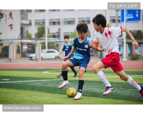 香港足球明星队全力备战提升技战术水平展现团队精神与风采